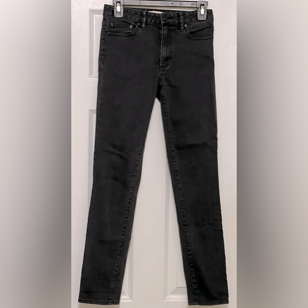 TORY BURCH JEANS, BLACK SIZE: 2, MEASUREMENTS: WAIST: 13”, INSEAM: 28, RISE: 9”.